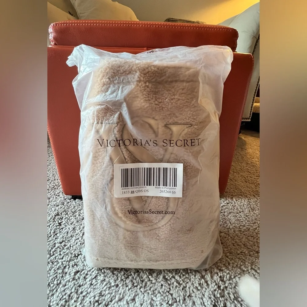 Victoria Secret Sherpa tote NWT - Picture 3 of 4